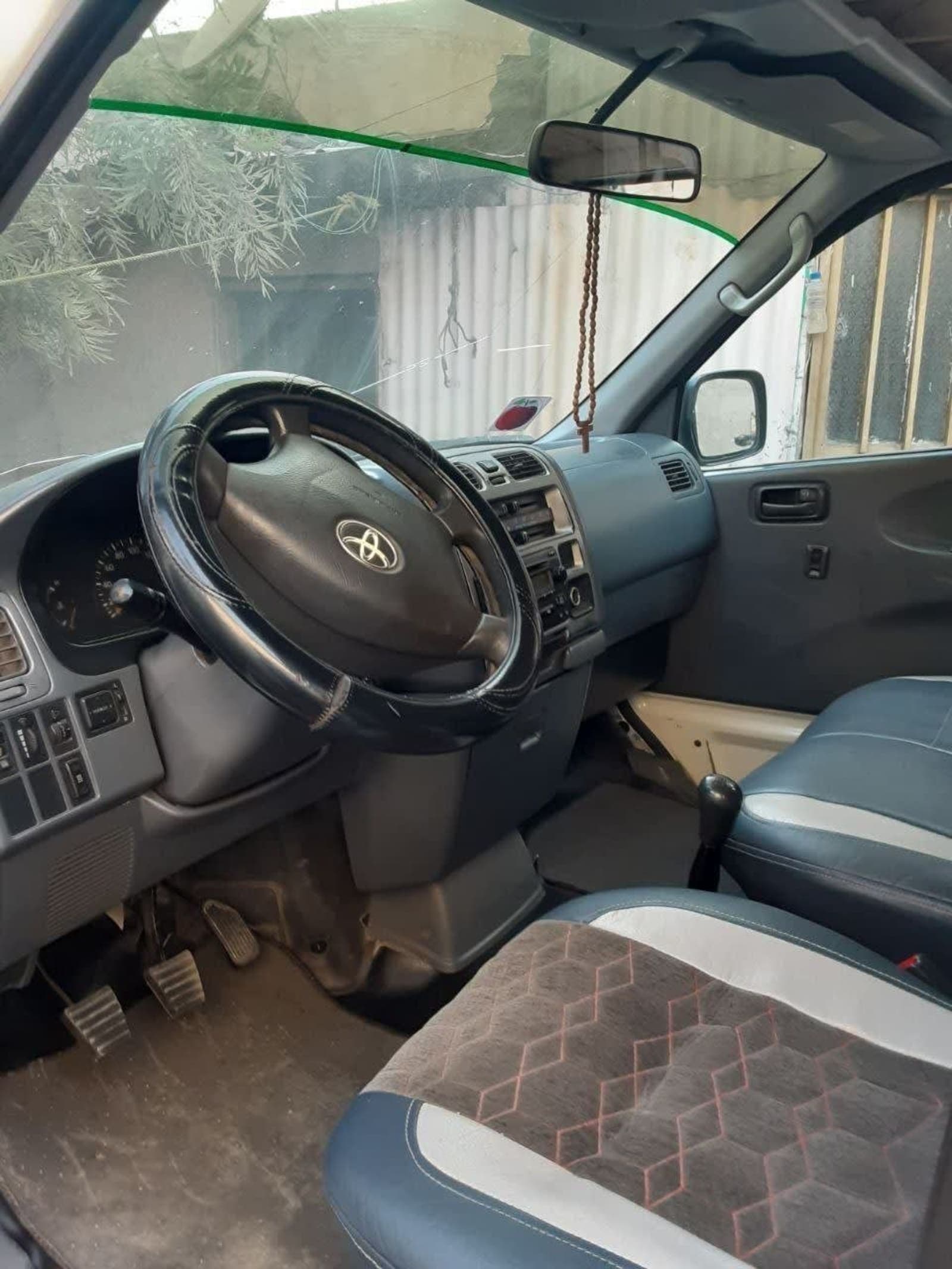 2007 Toyota Hiace shark — photo 3