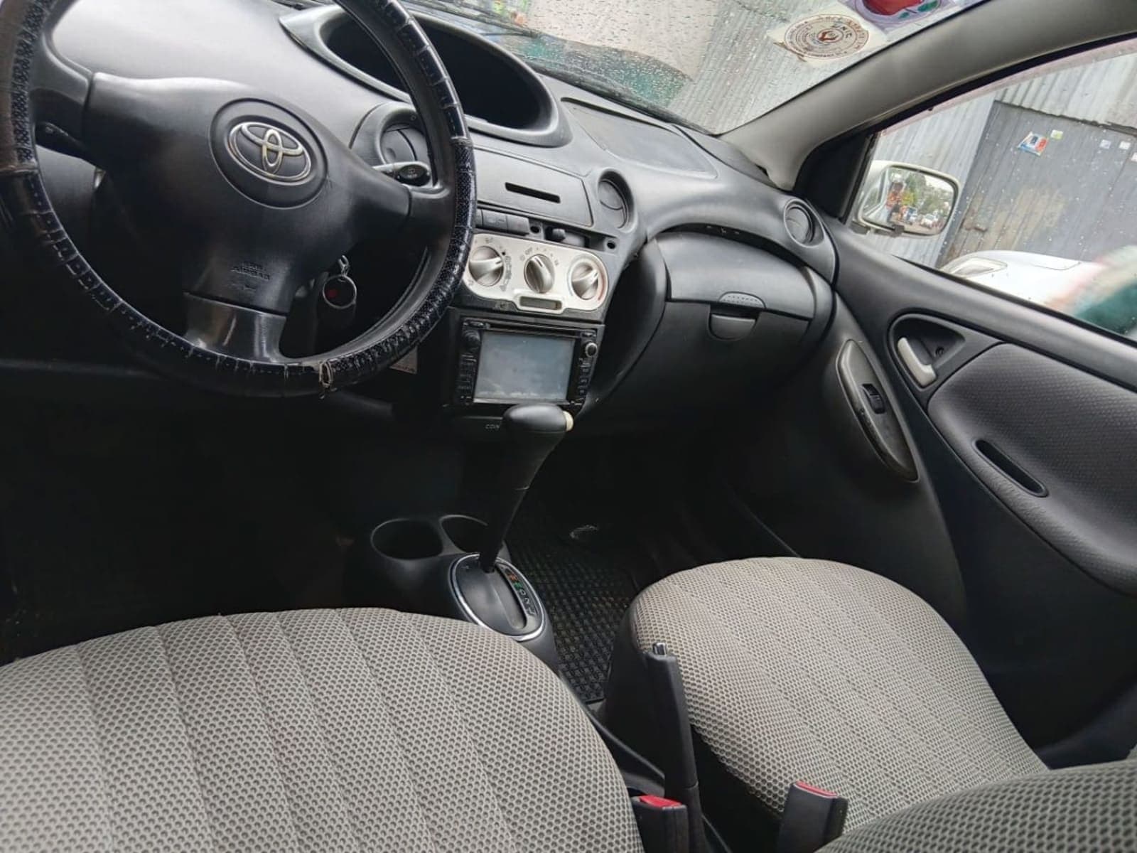 2004 Toyota Vitz — photo 2