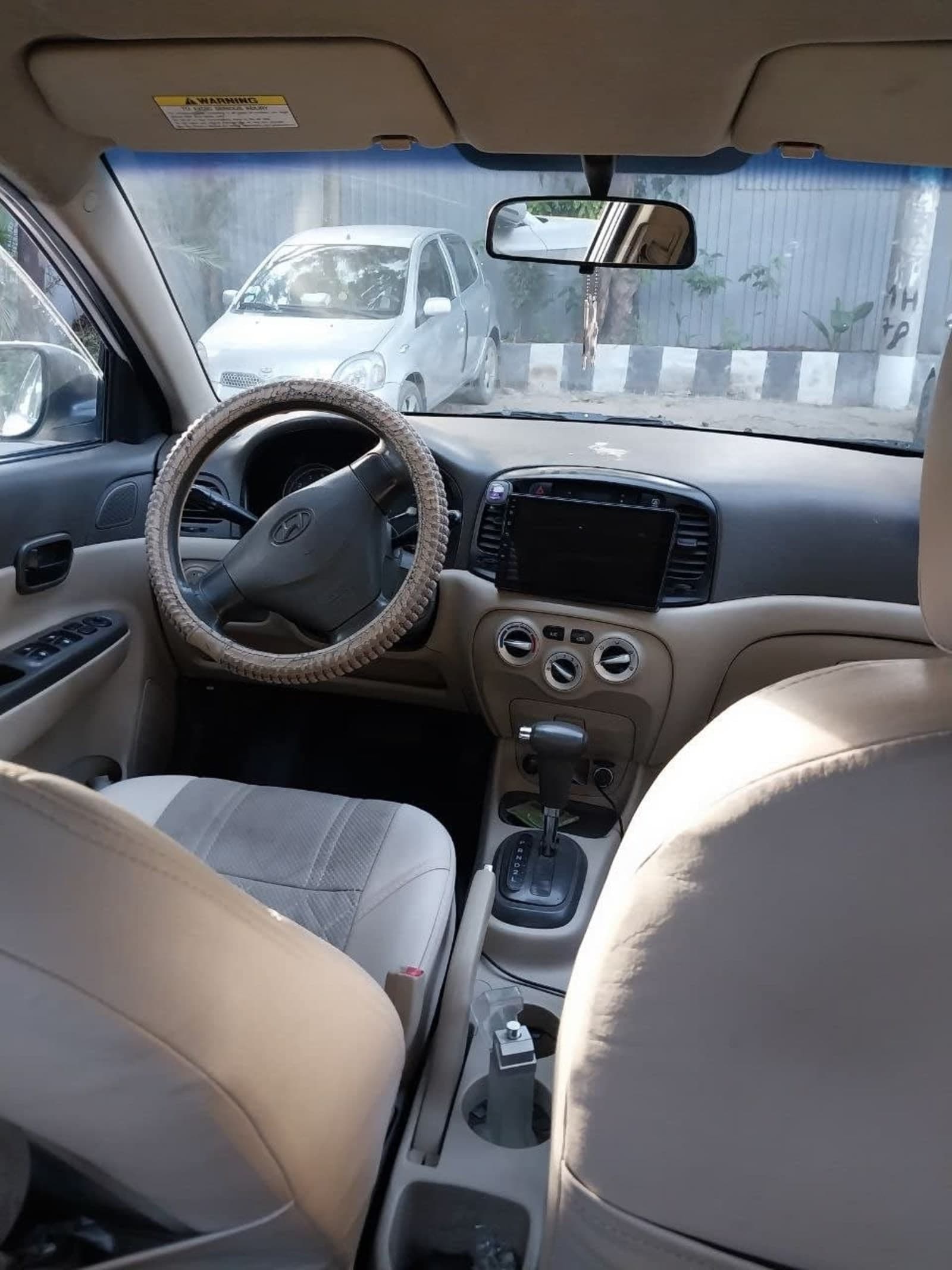 2010 HYUNDAI ACCENT — photo 4