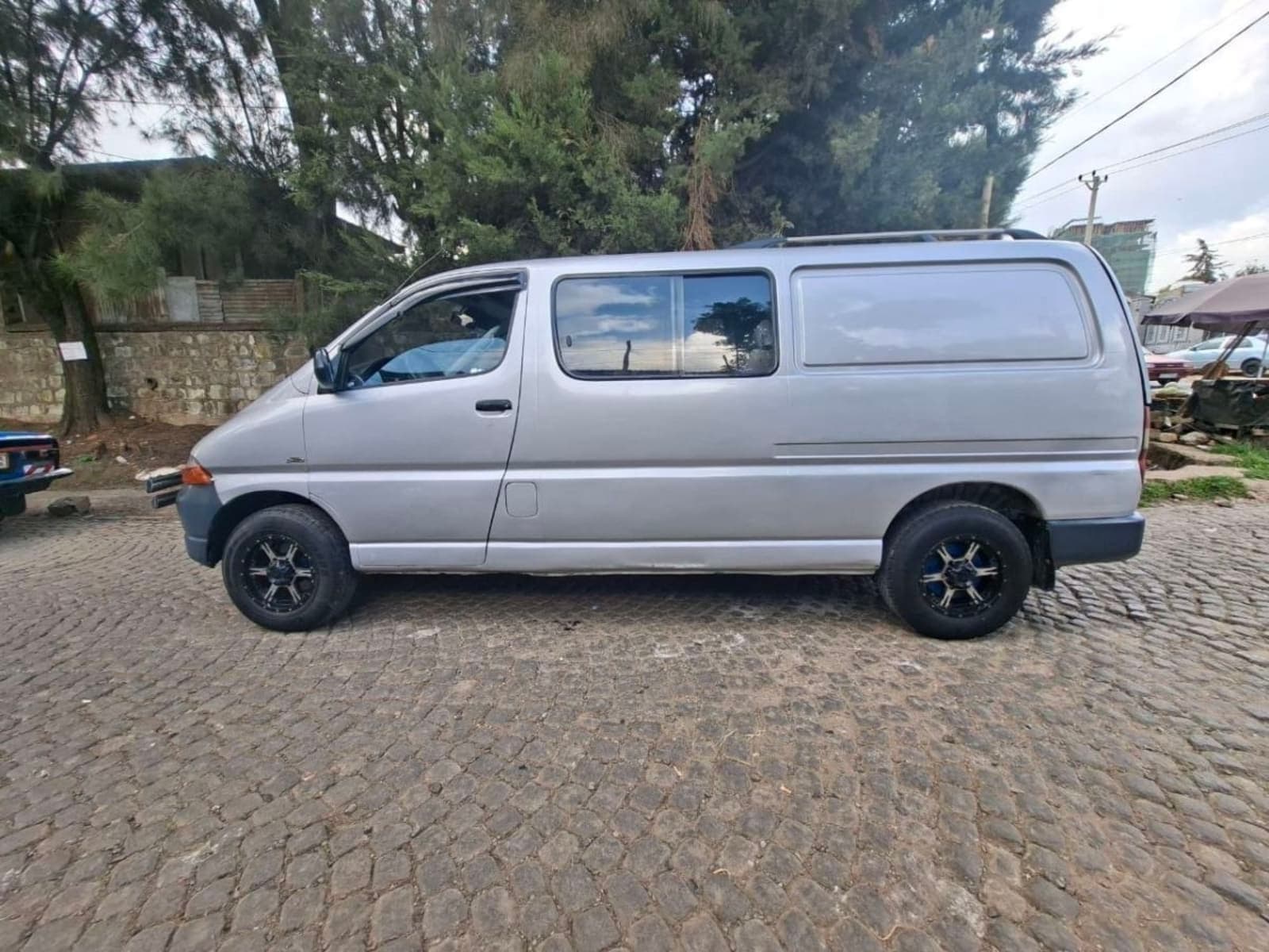 2006 Toyota Dolphin Shark