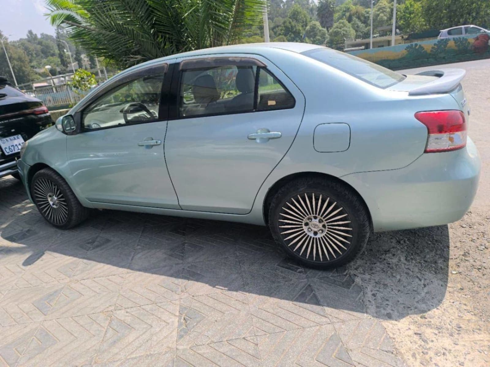 2011 Toyota Yaris Belta — photo 3