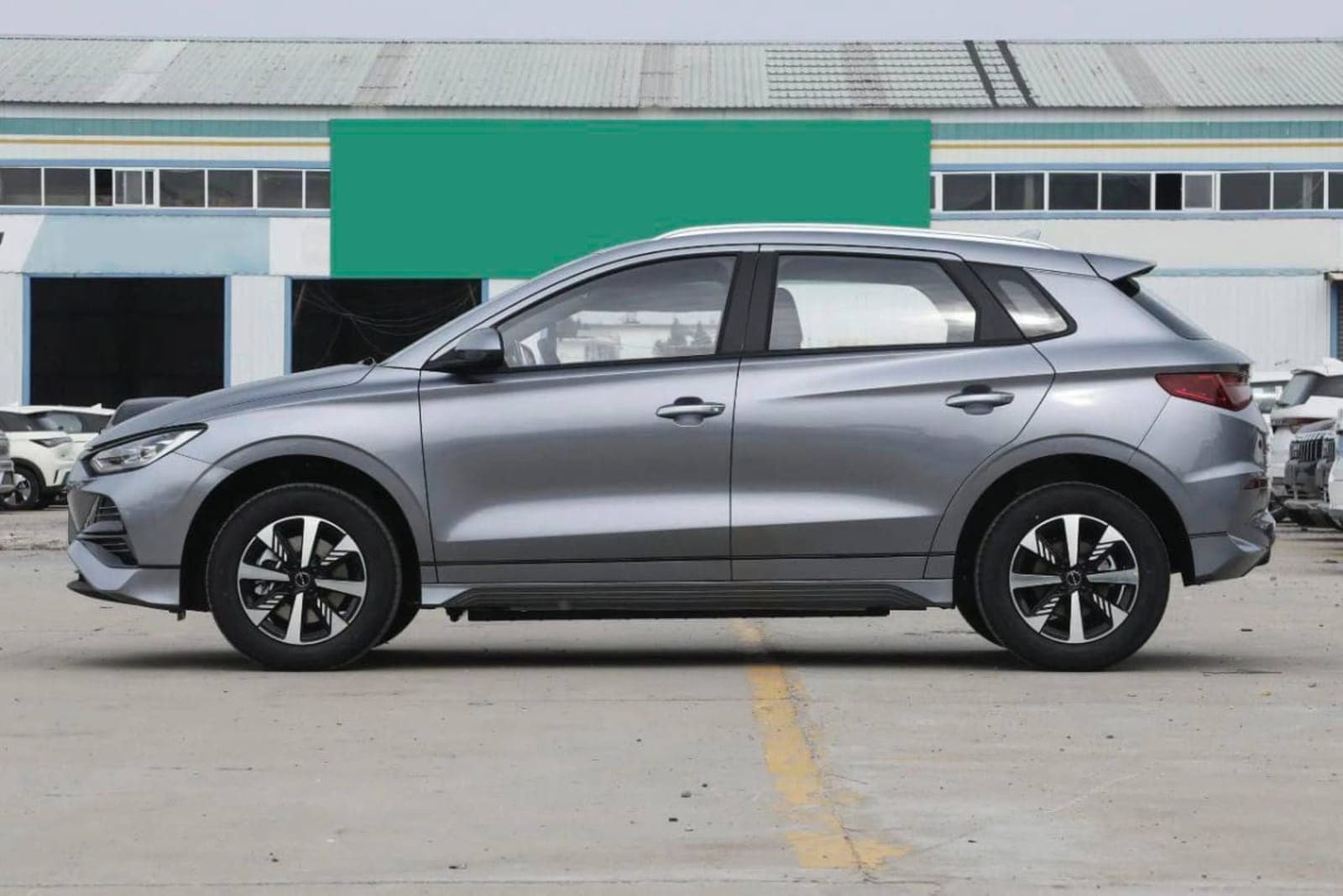 2025 BYD E2 — photo 2