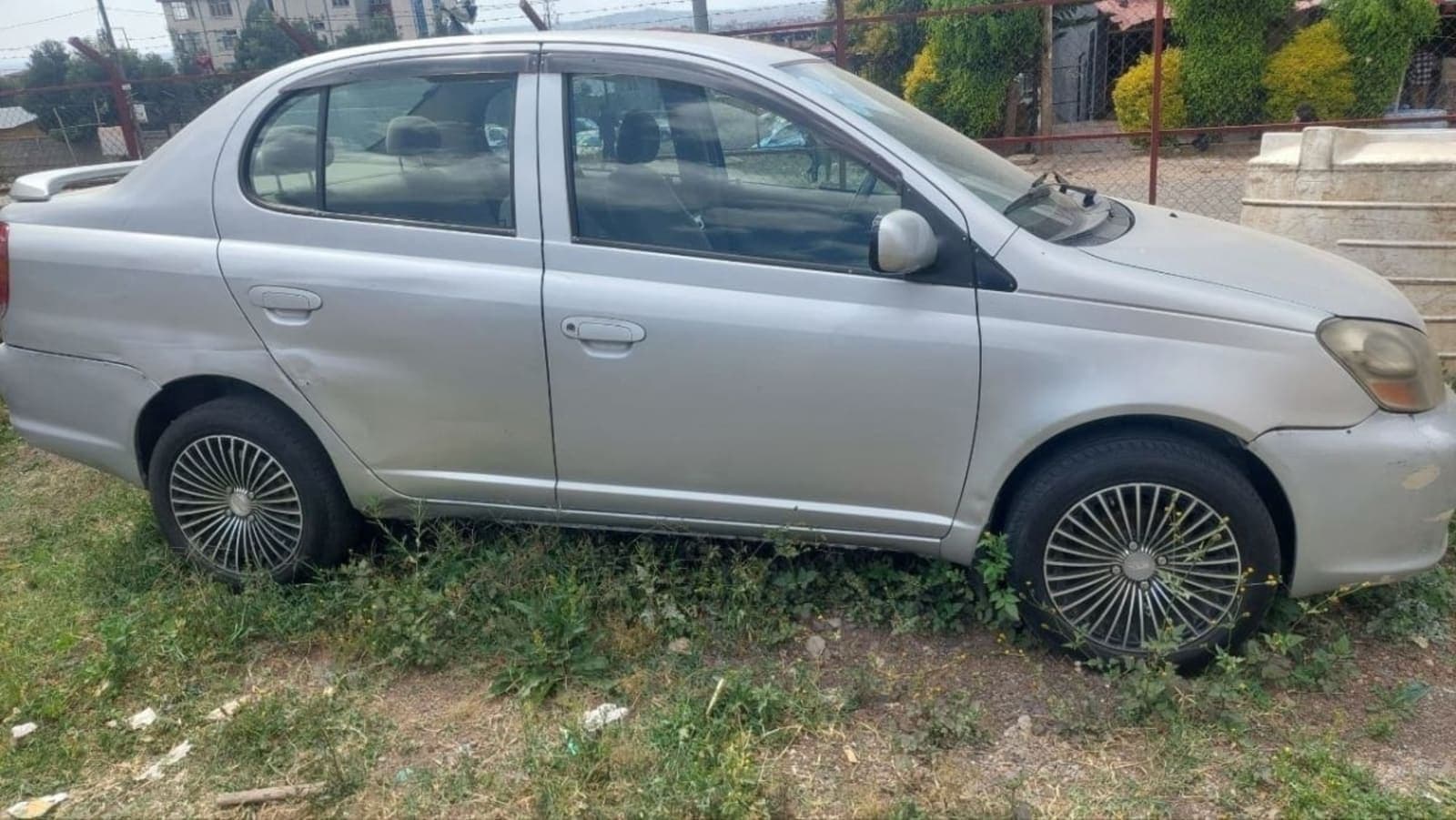 2005 Toyota Platz — photo 2