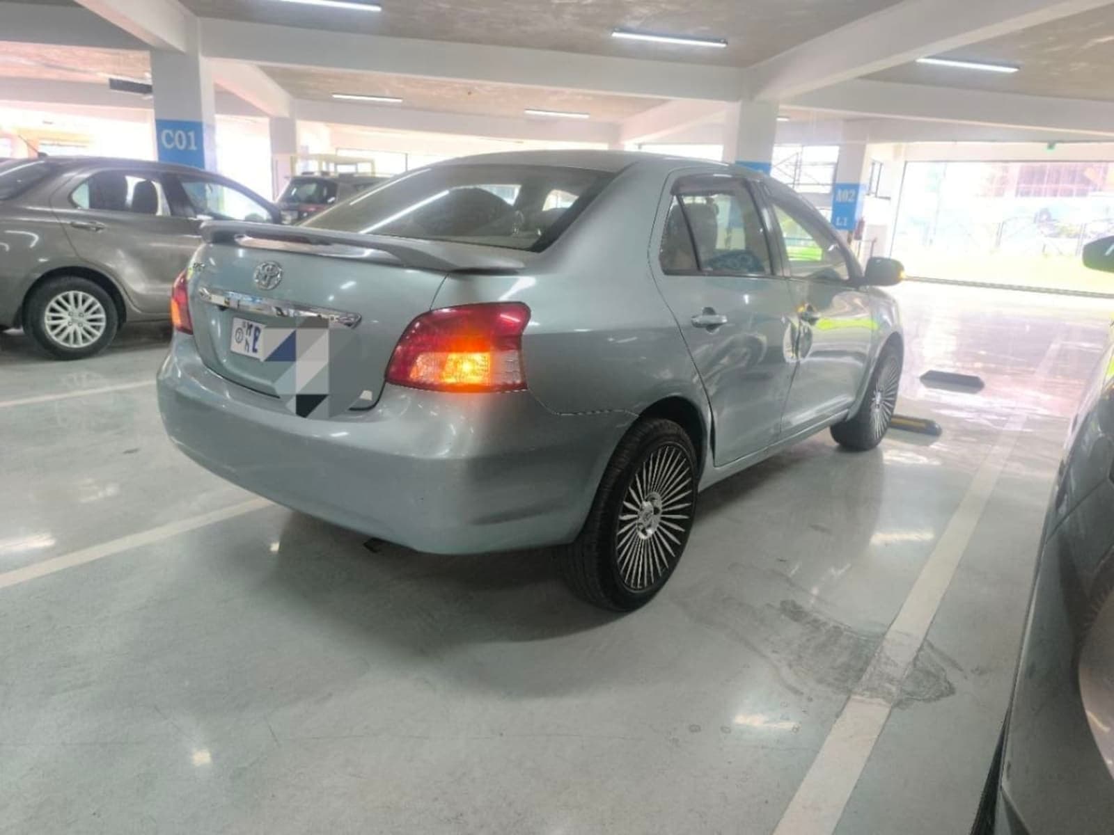 2011 Toyota Yaris beleta — photo 2