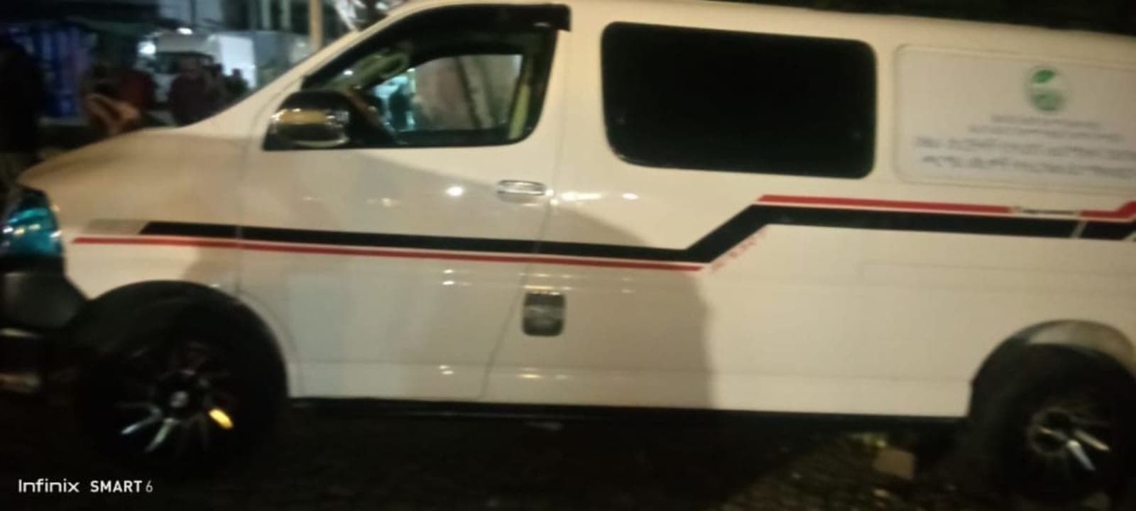 2011 Toyota HiAce D4d shark — photo 2