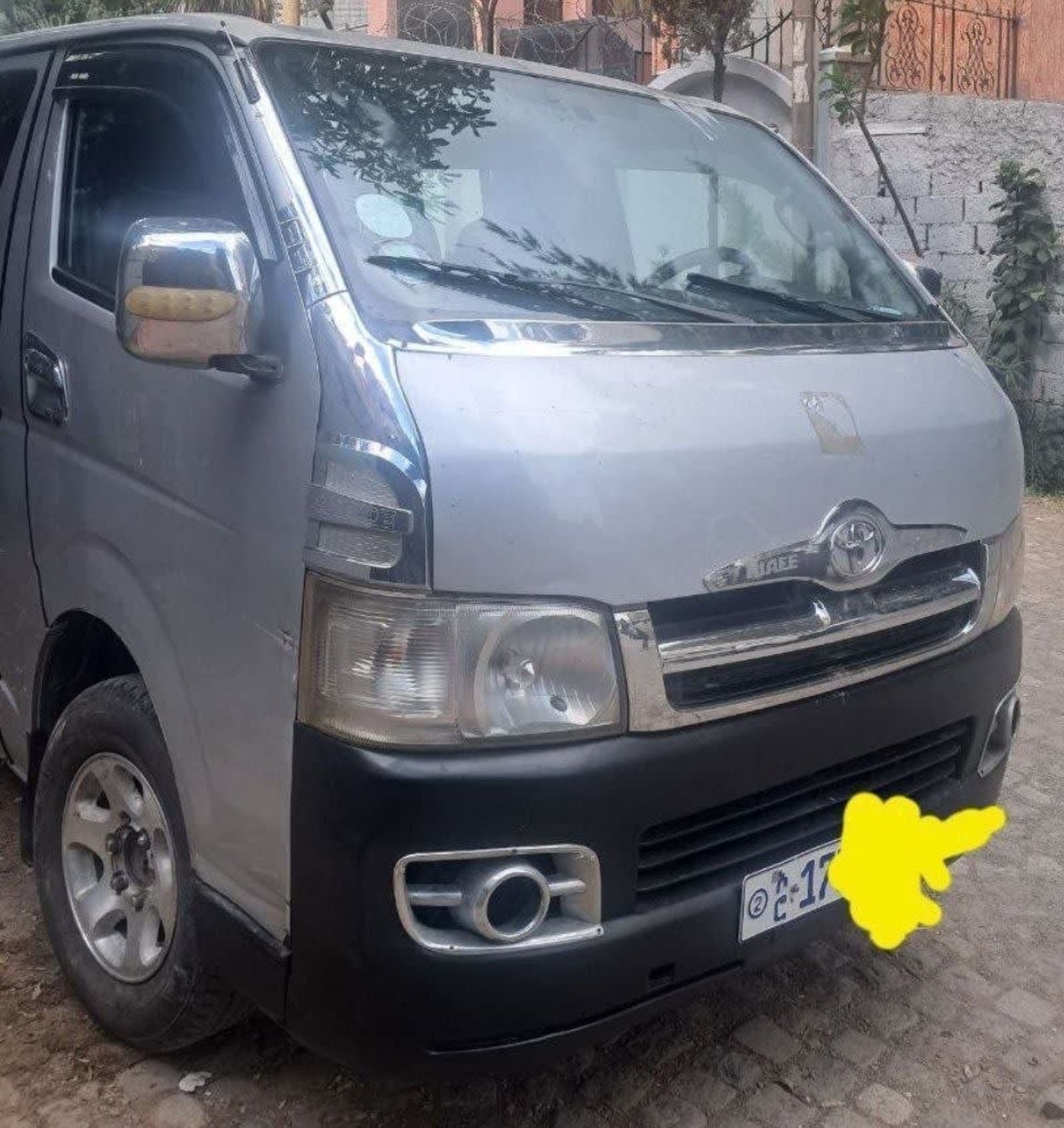 2007 Toyota Hiace — photo 2