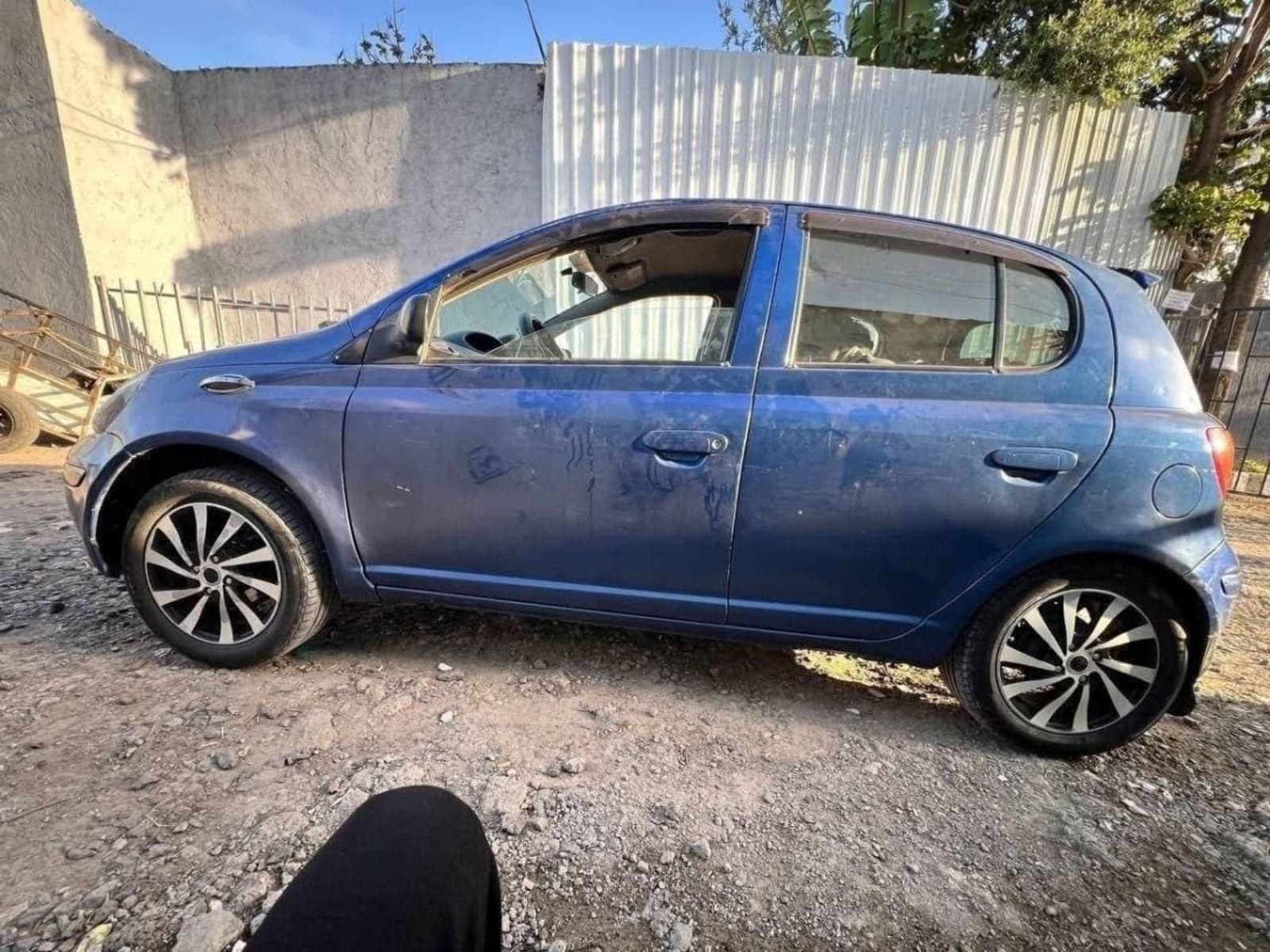 2002 Toyota Vitz — photo 2