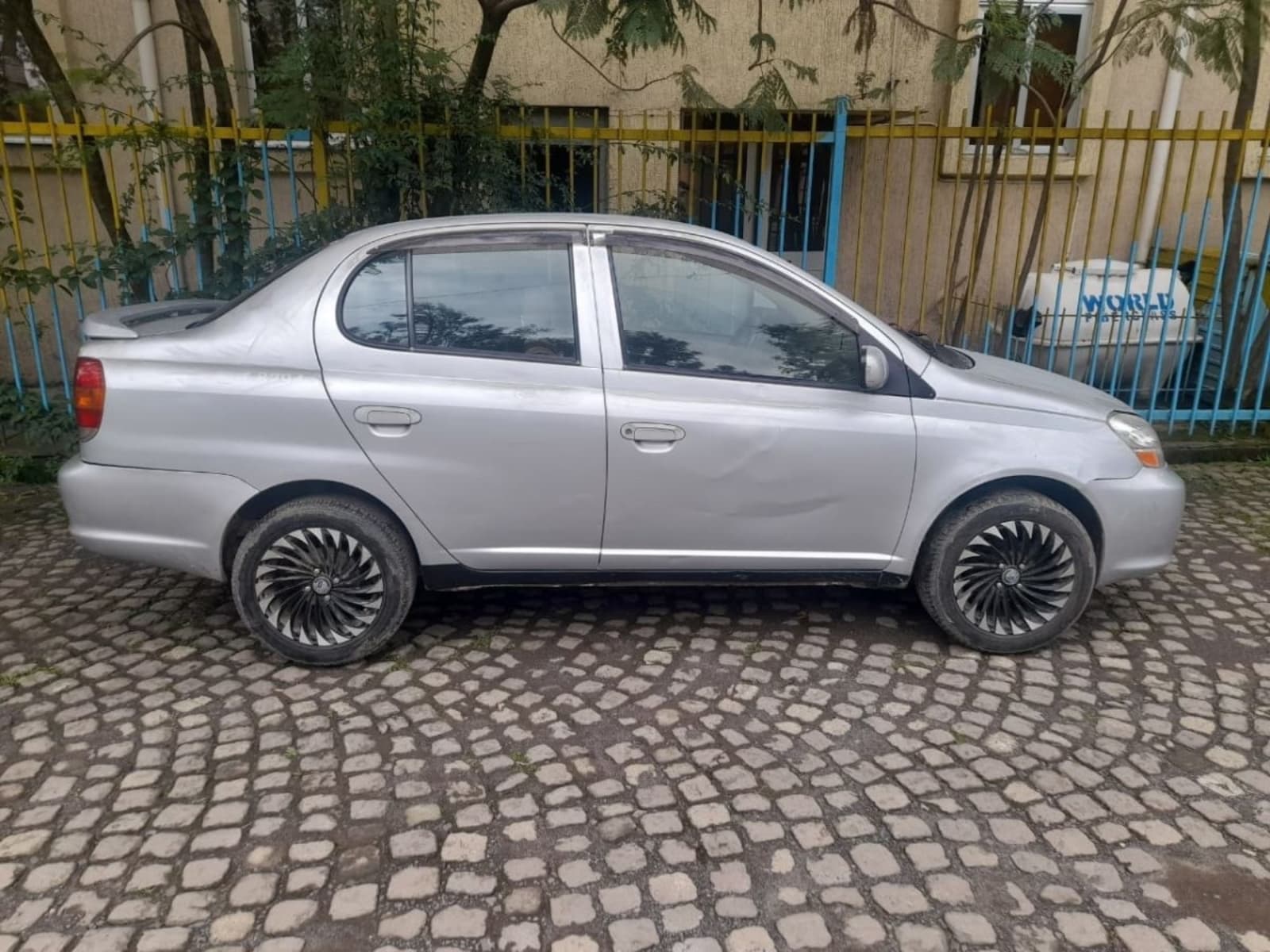2005 Toyota Platz — photo 2