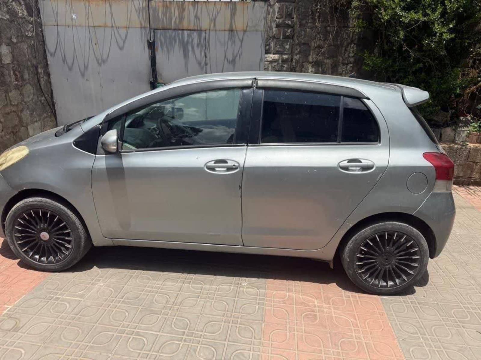 2010 Toyota Yaris Compact — photo 3