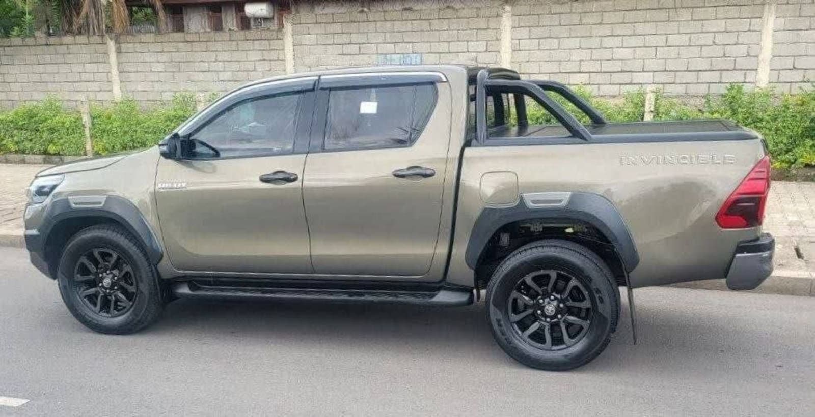 2021 Toyota Hilux invisible double cup — photo 6