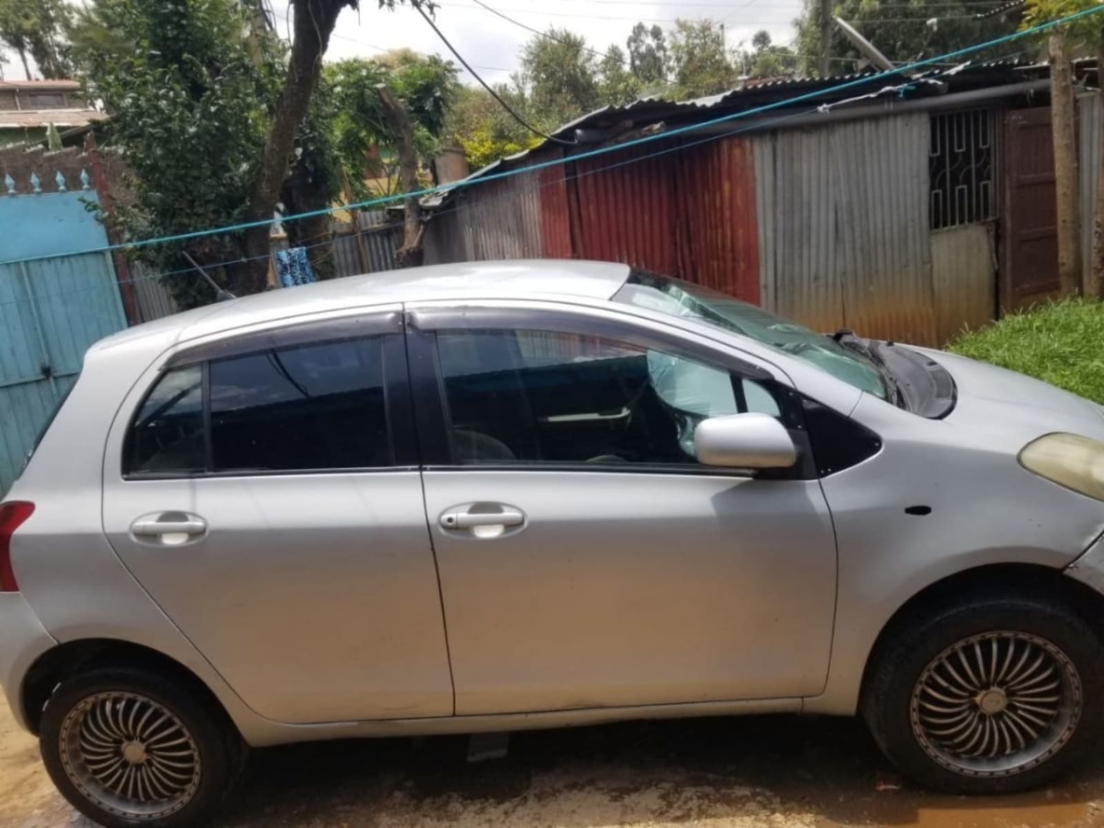 2005 Toyota Yaris Compact — photo 3