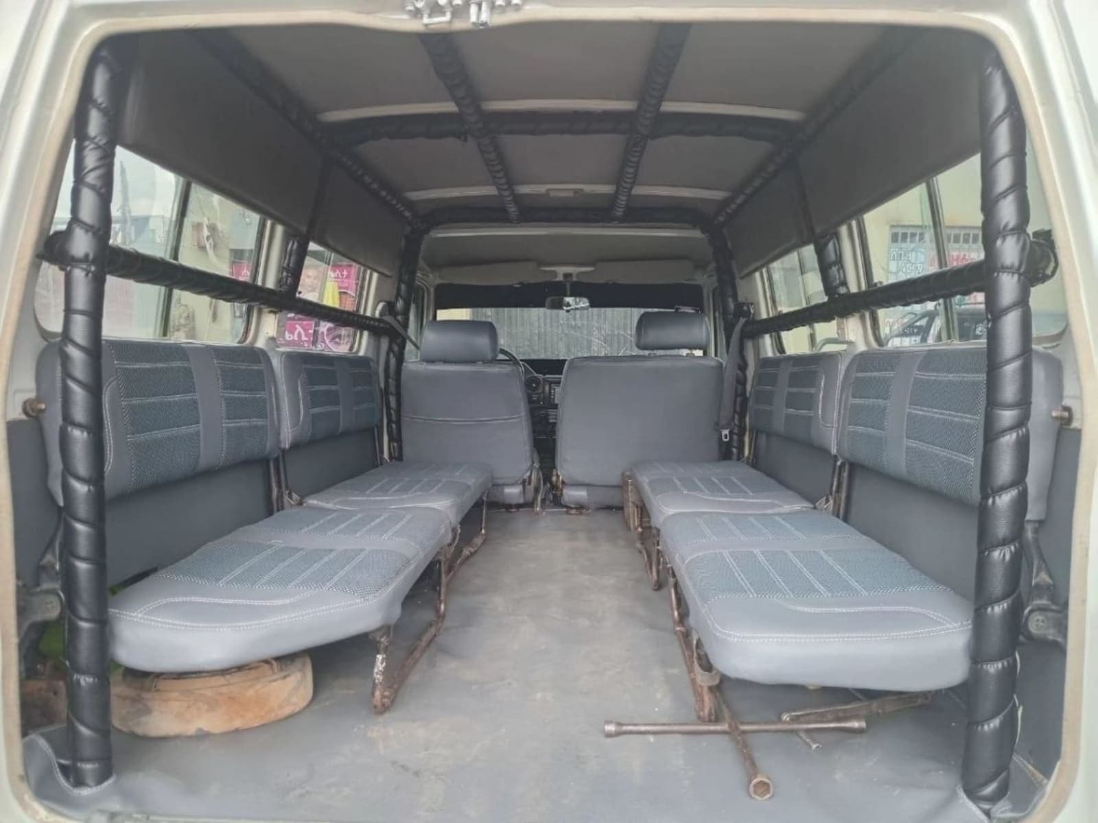 2012 Toyota Land Cruiser — photo 2