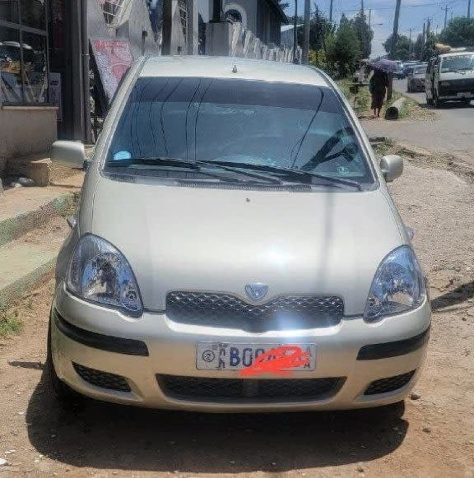 2002 Toyota Vitz — photo 2