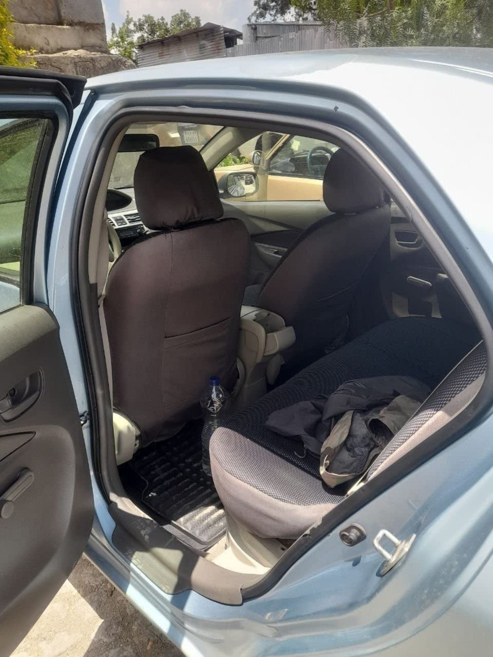 2011 Toyota Yaris Sedan — photo 3
