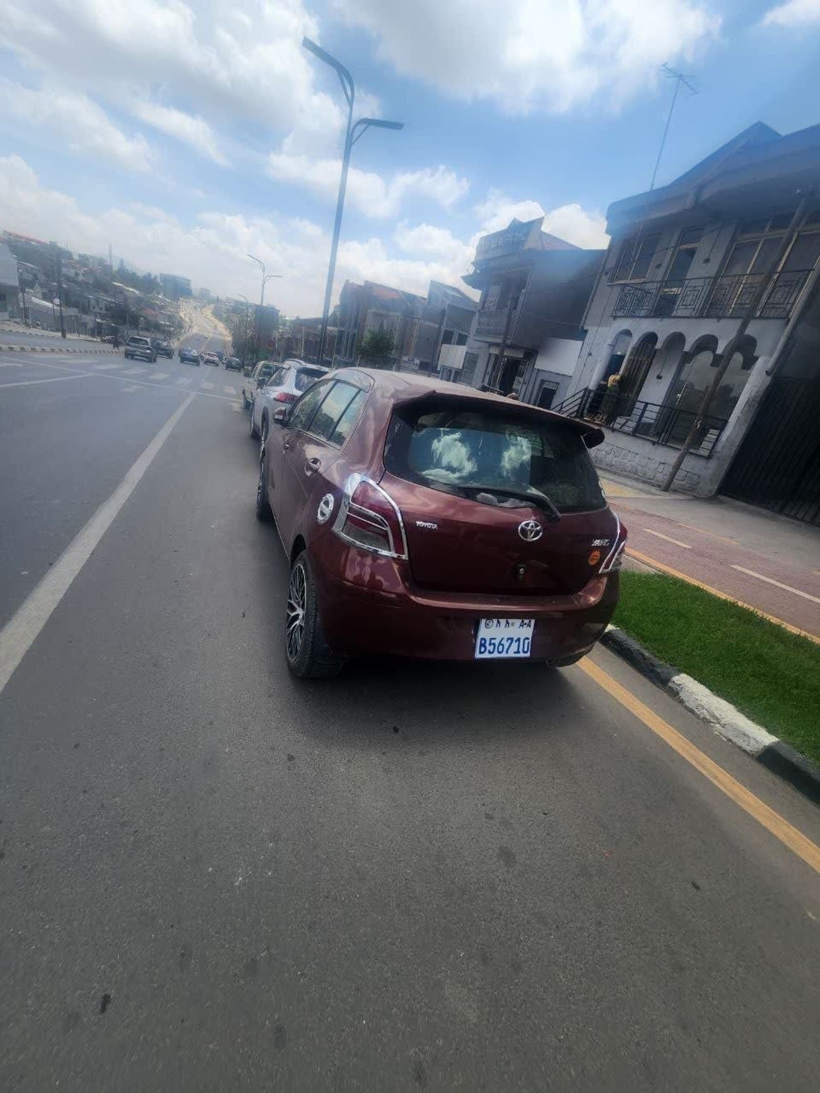 2010 Toyota Yaris Compact — photo 2