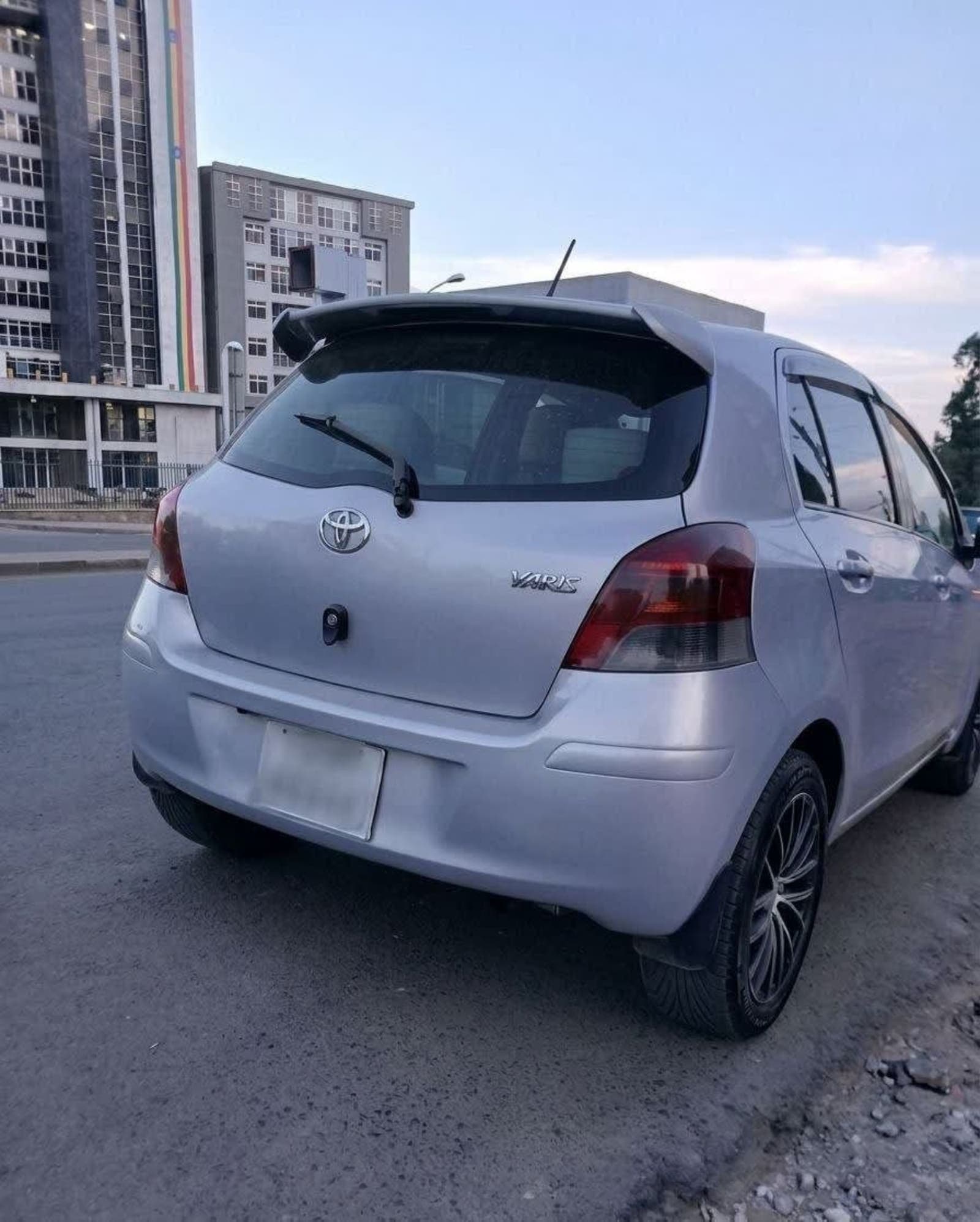 2010 Toyota Yaris Compact — photo 2
