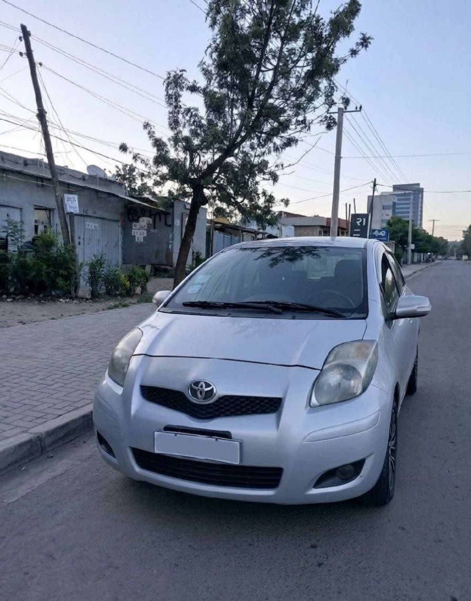 2010 Toyota Yaris Compact — photo 3