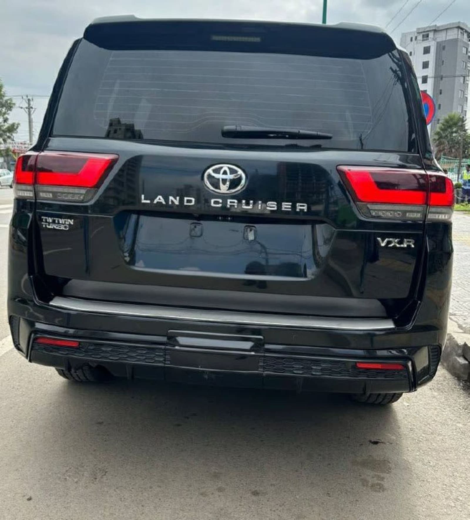 2023 Toyota Land Cruiser VXR — photo 4