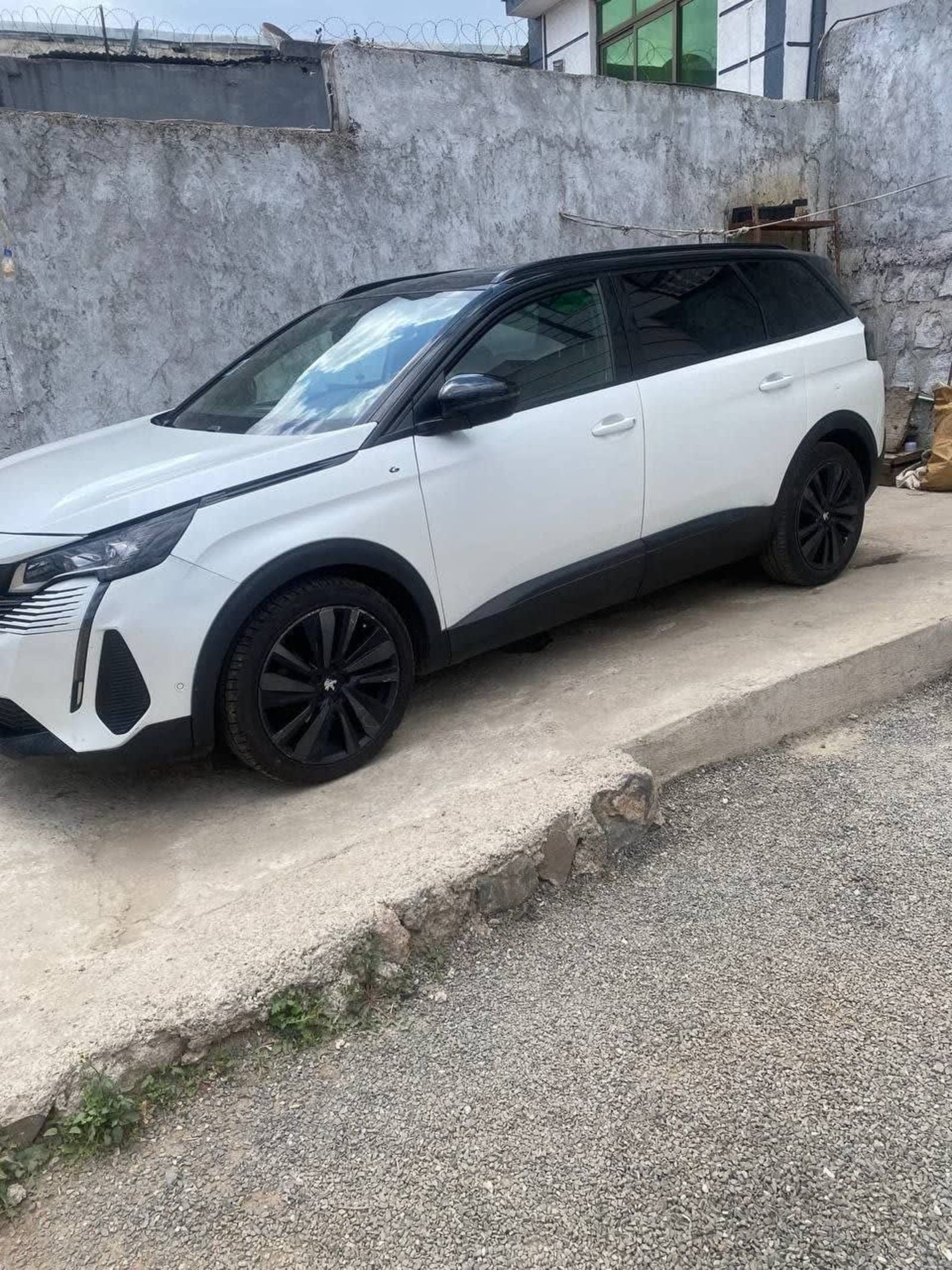 2021 Peugeot 5008 — photo 2