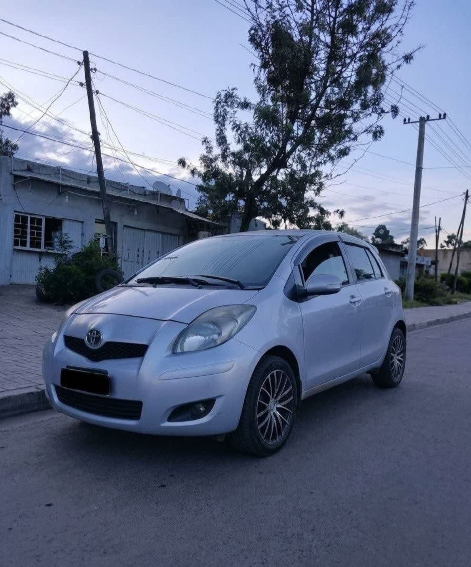 2010 Toyota Yaris Compact — photo 2