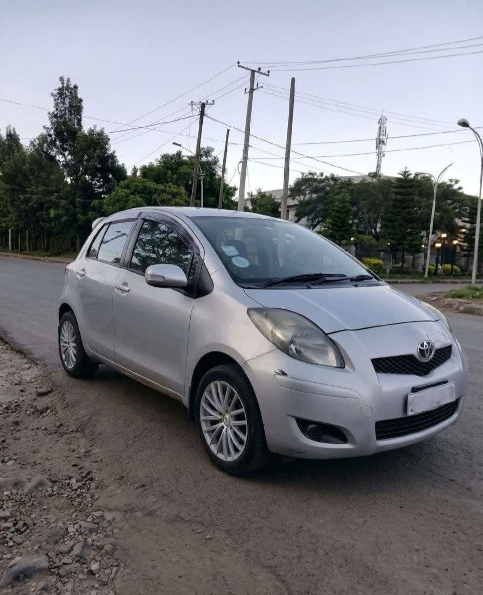 2010 Toyota Yaris Compact — photo 2