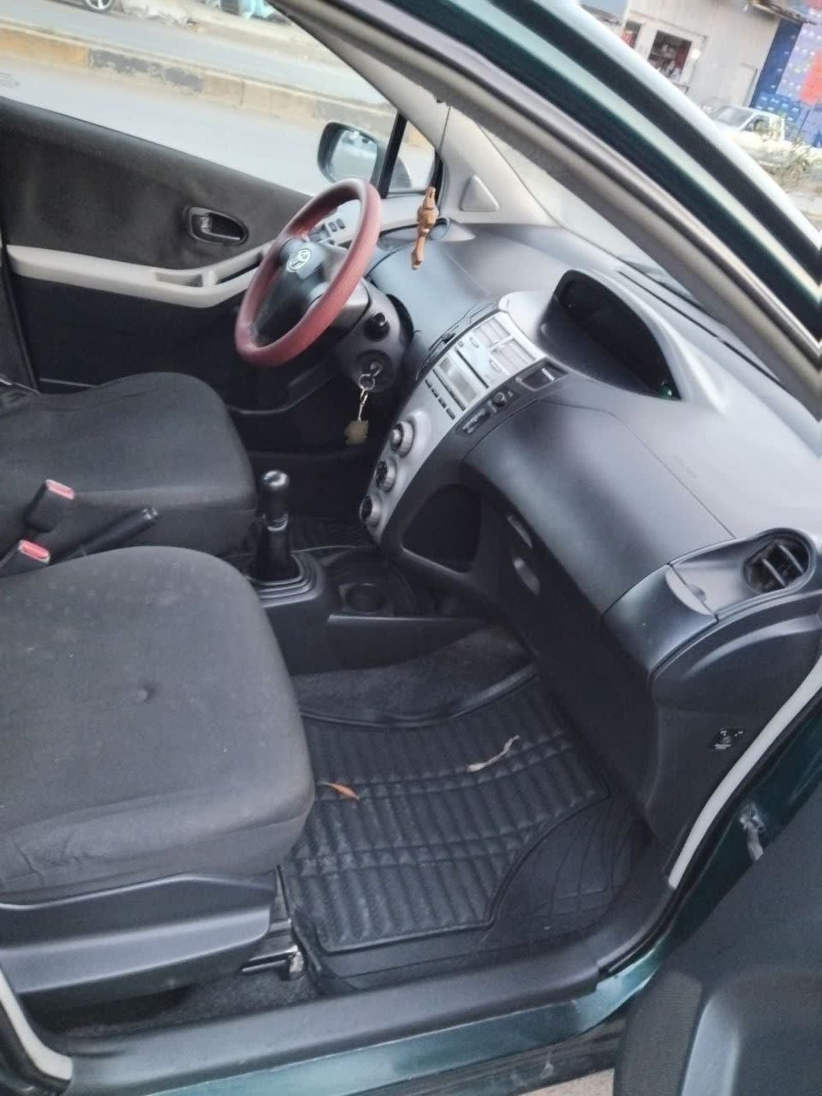 2007 Toyota Yaris compact — photo 2