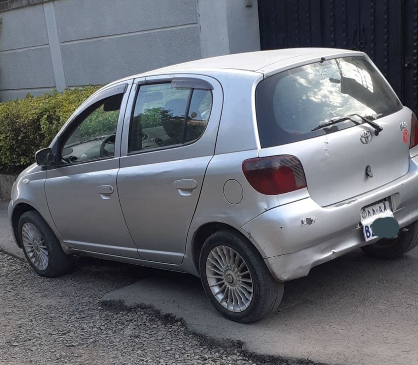 2001 toyota vitz — photo 2