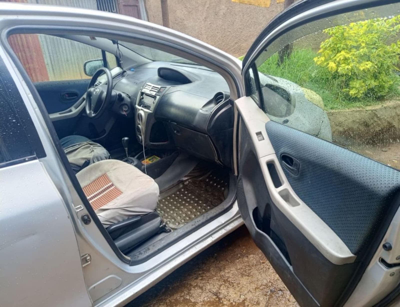 2005 Toyota Yaris Compact — photo 2