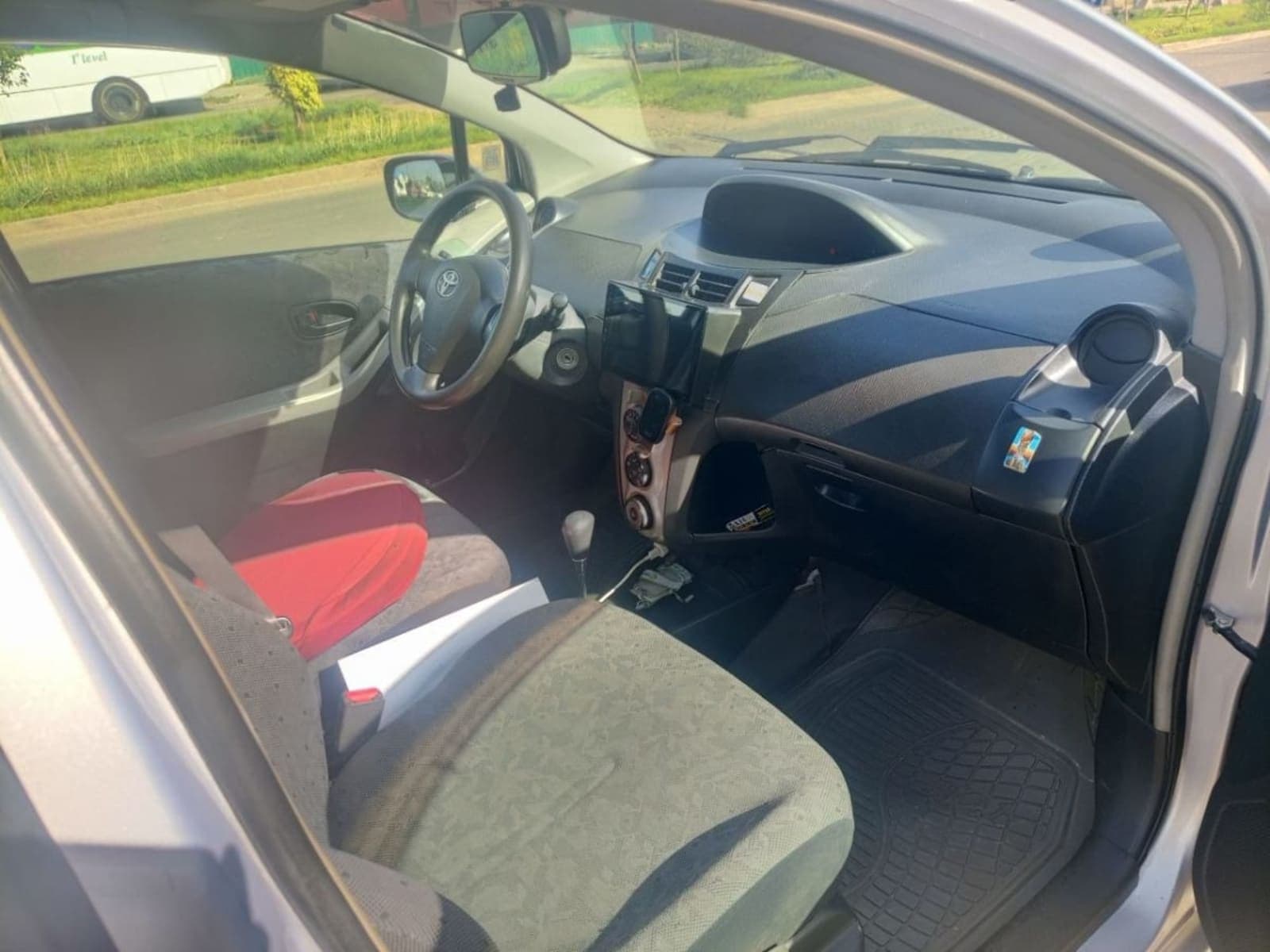 2011 Toyota Yaris Compact — photo 2