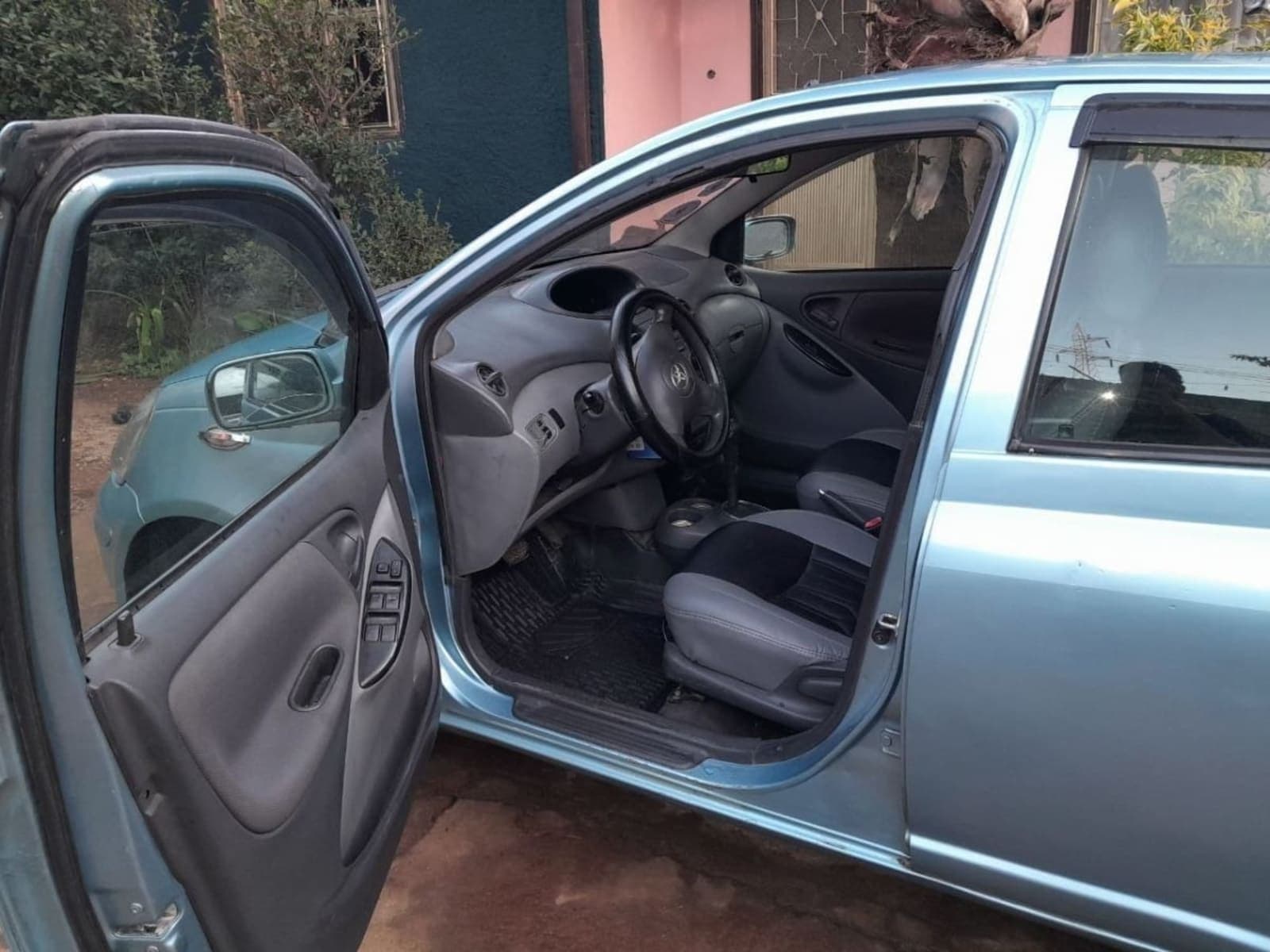 2002 Toyota Vitz — photo 2