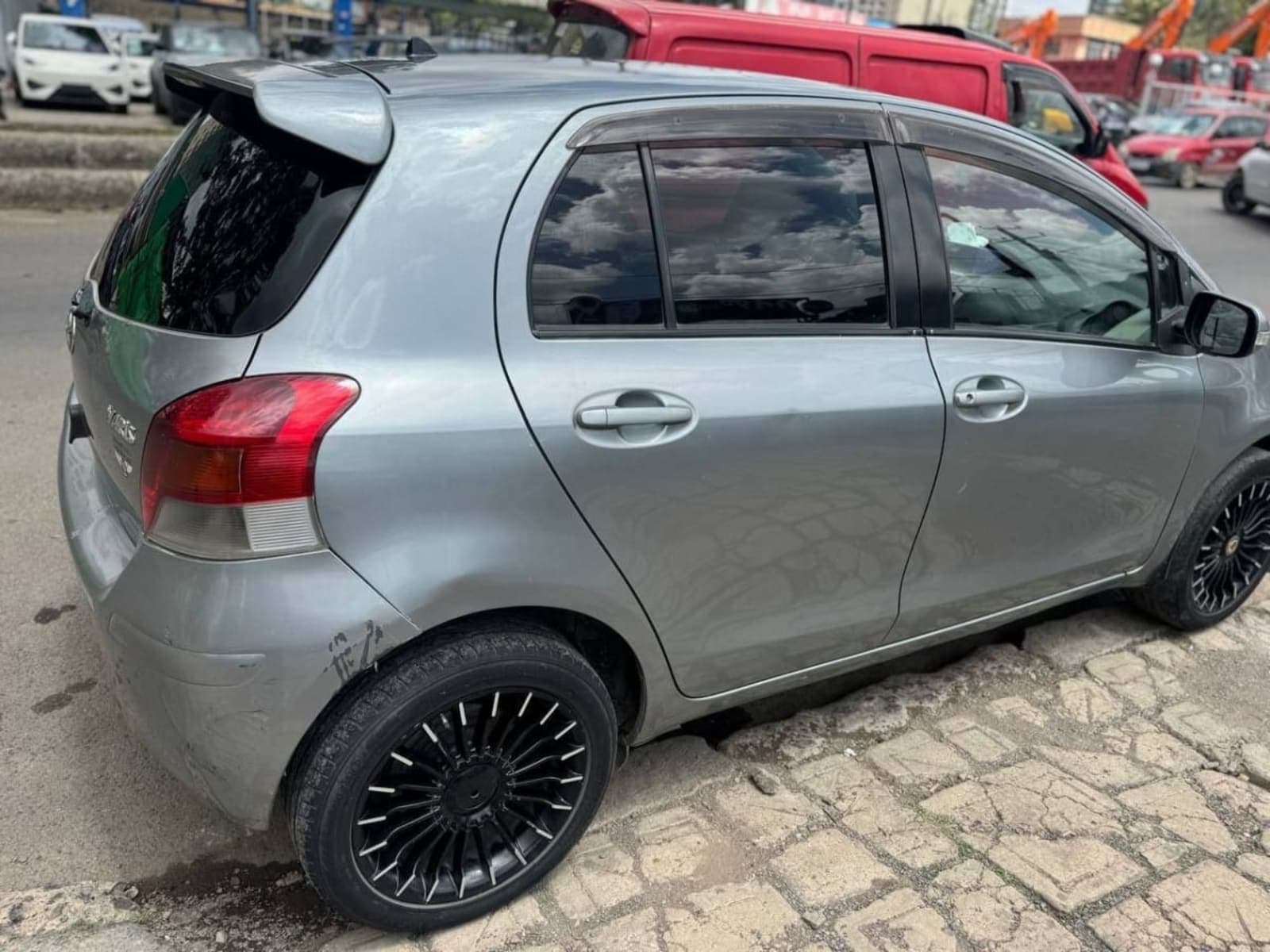 2010 Toyota Yaris Compact — photo 2