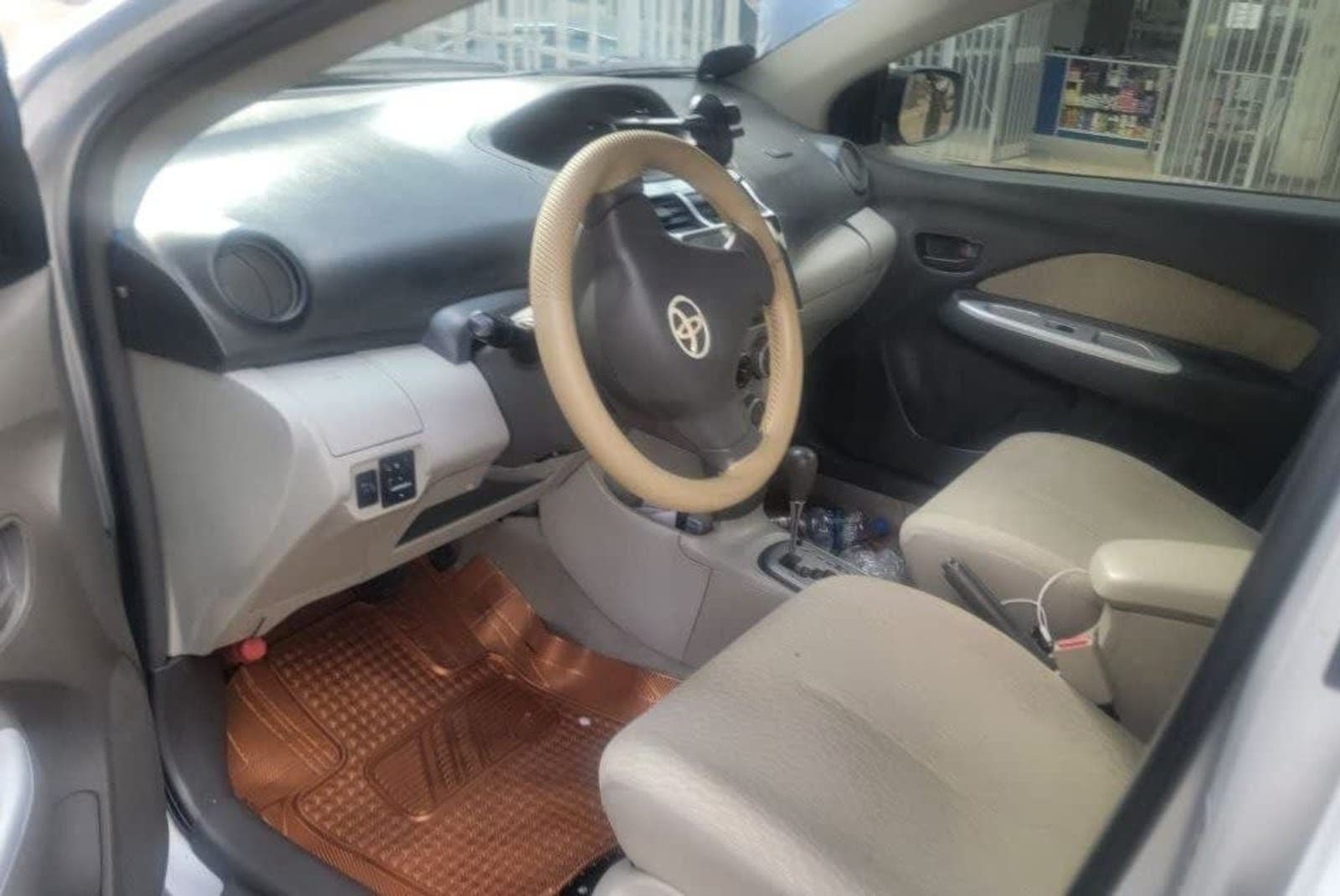 2010 Toyota Yaris Belta — photo 2