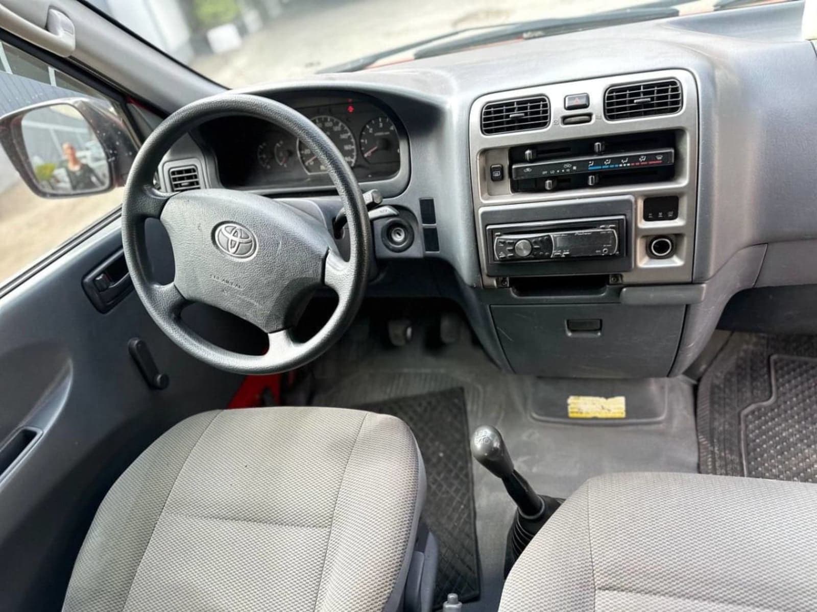 2010 Toyota Hiace Dolphin — photo 2