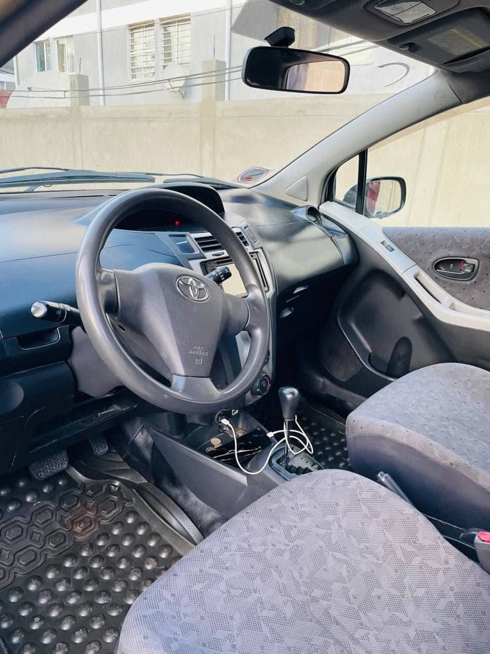 2010 Toyota Yaris — photo 2