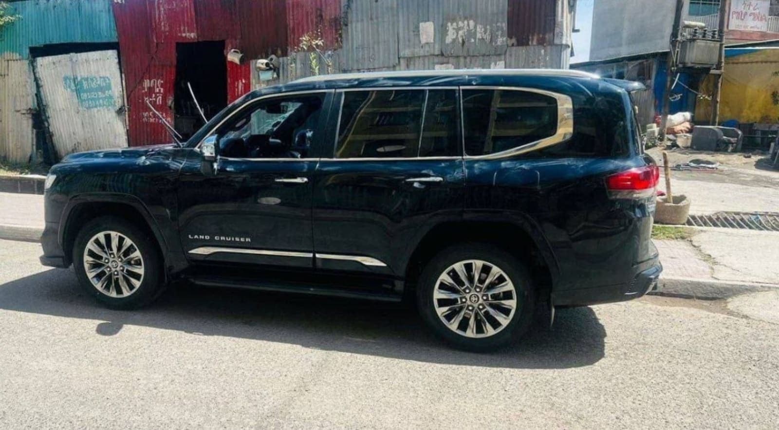 2023 Toyota Land Cruiser 300 VX.R — photo 2