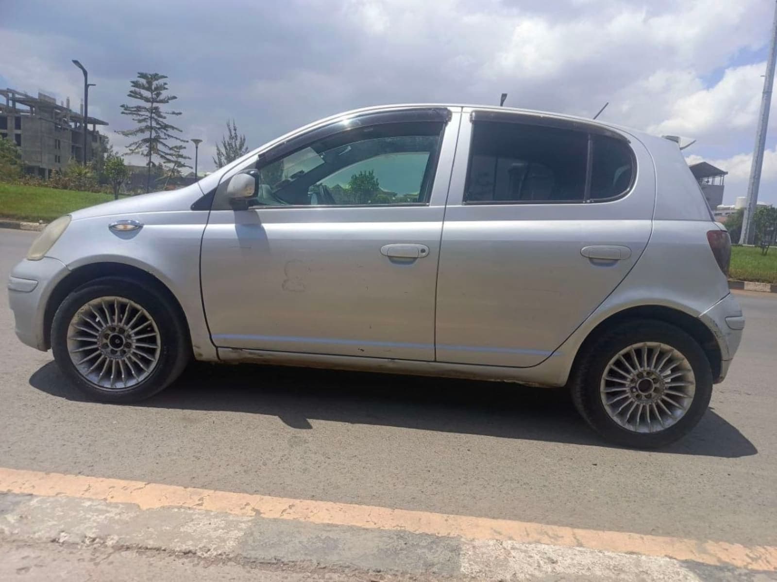 2004 Toyota Vitz — photo 2