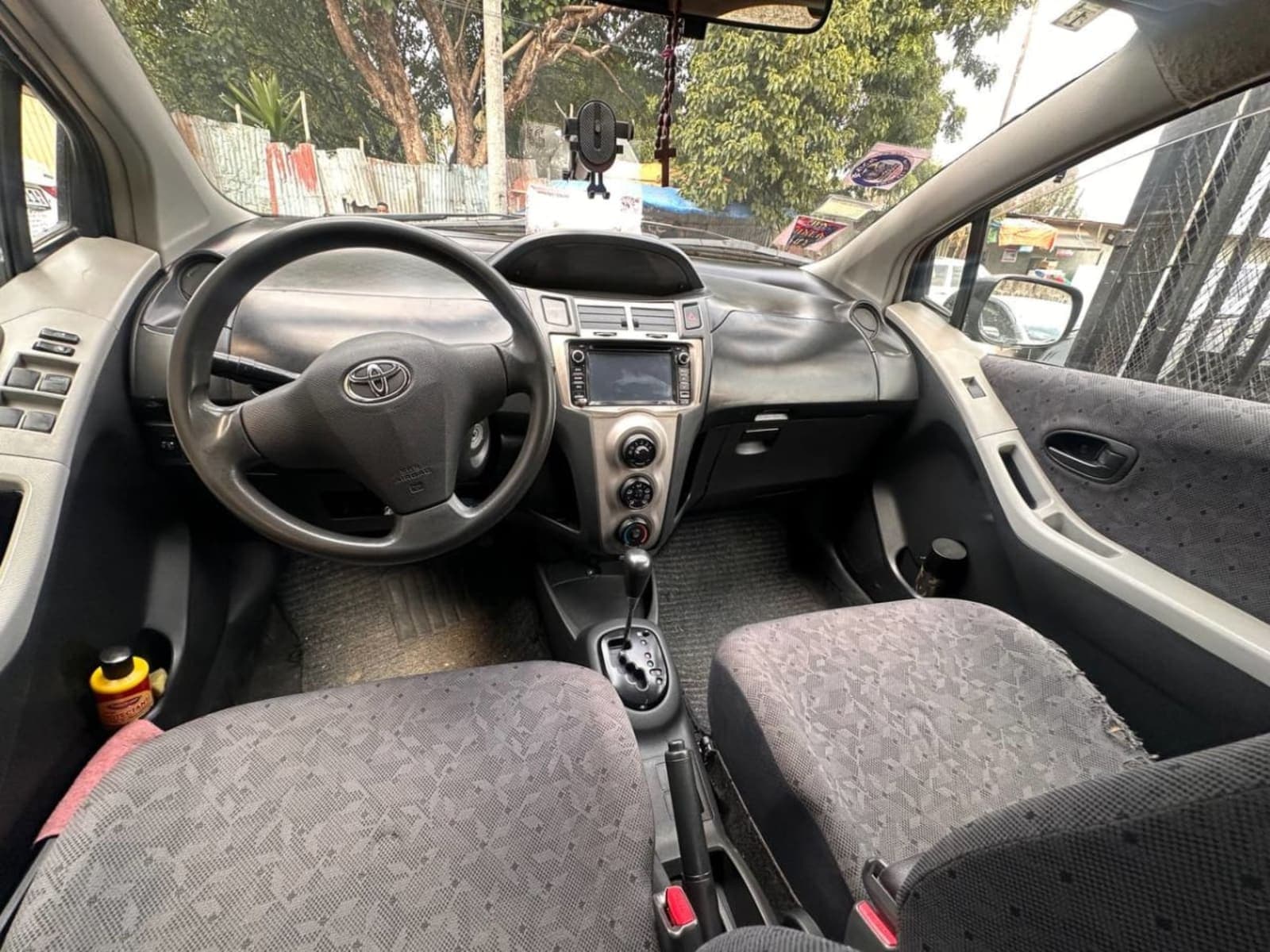 2010 Toyota Yaris Compact — photo 2